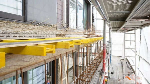 Renovatiebegeleiding en werfopvolging op stelling met bekisting en wapening