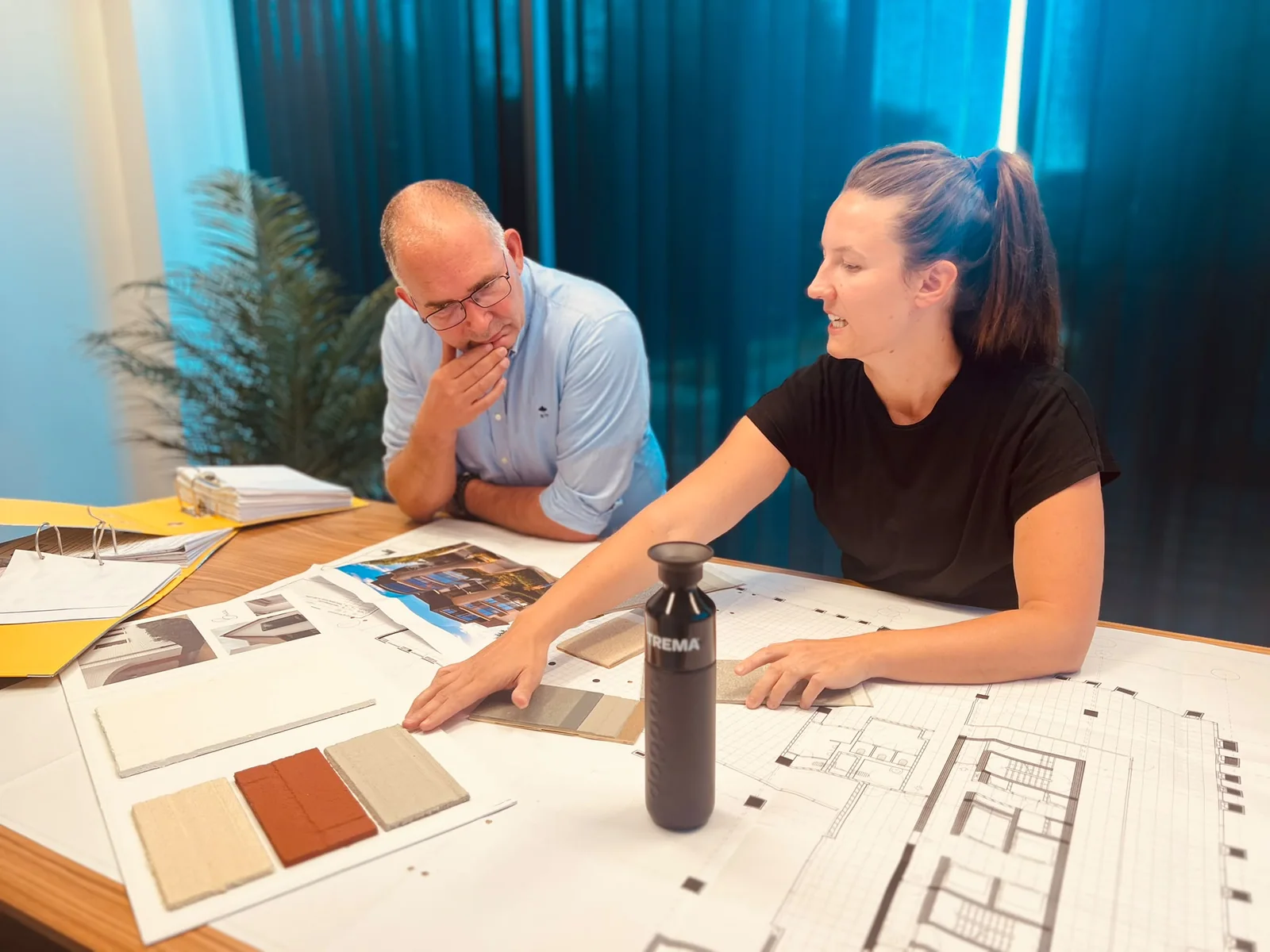 Ingenieurs van Trema overlopen bouwplannen en materialen