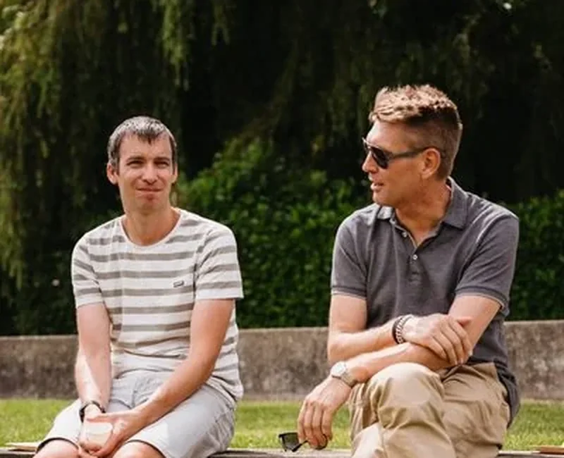Trema collega's in ontspannen gesprek tijdens een gezellige afterwork