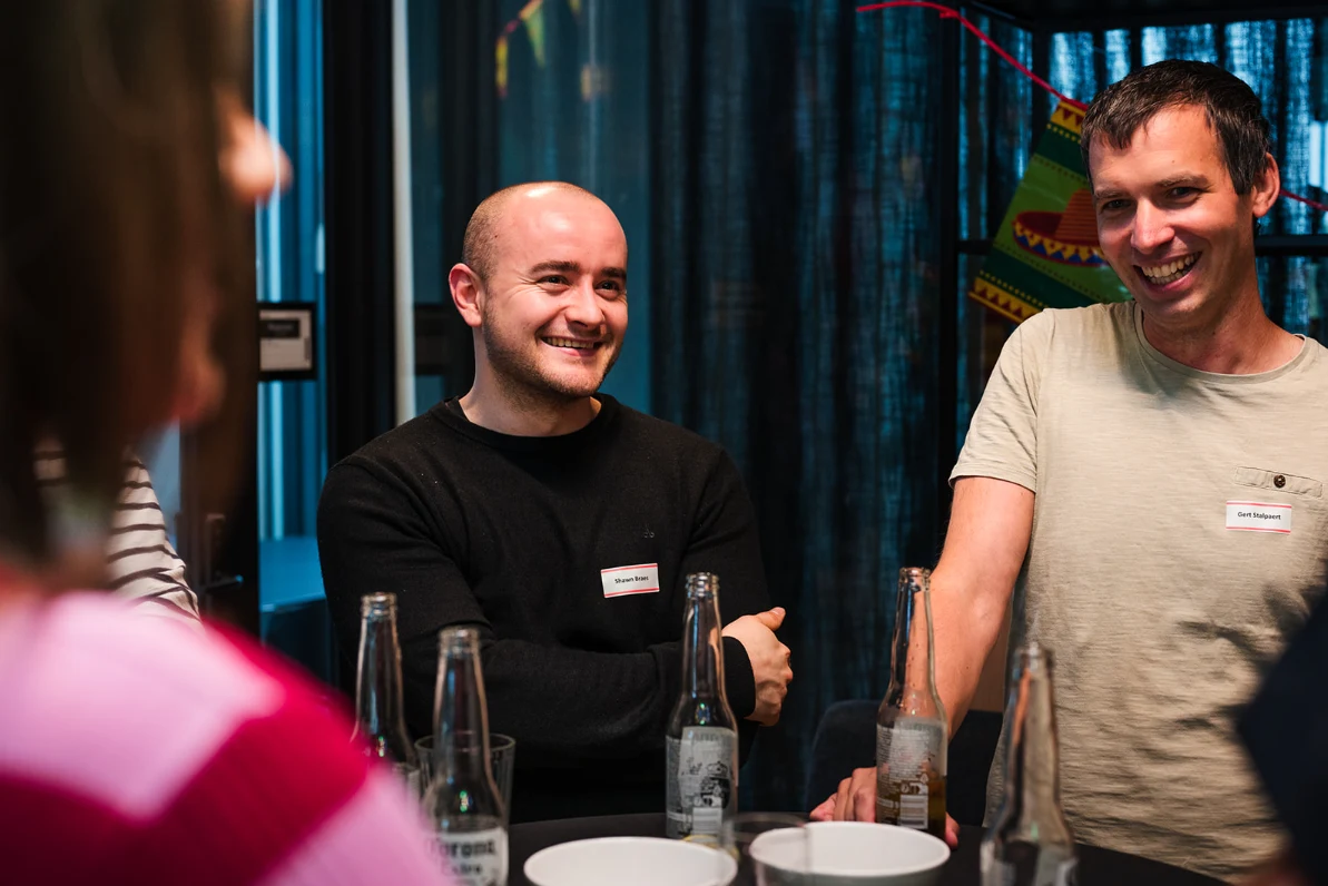 Collega's in ontspannen gesprek tijdens een gezellige afterwork