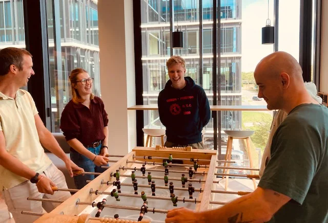 Gezellige sfeer en een lach tijdens de afterwork en teambuilding