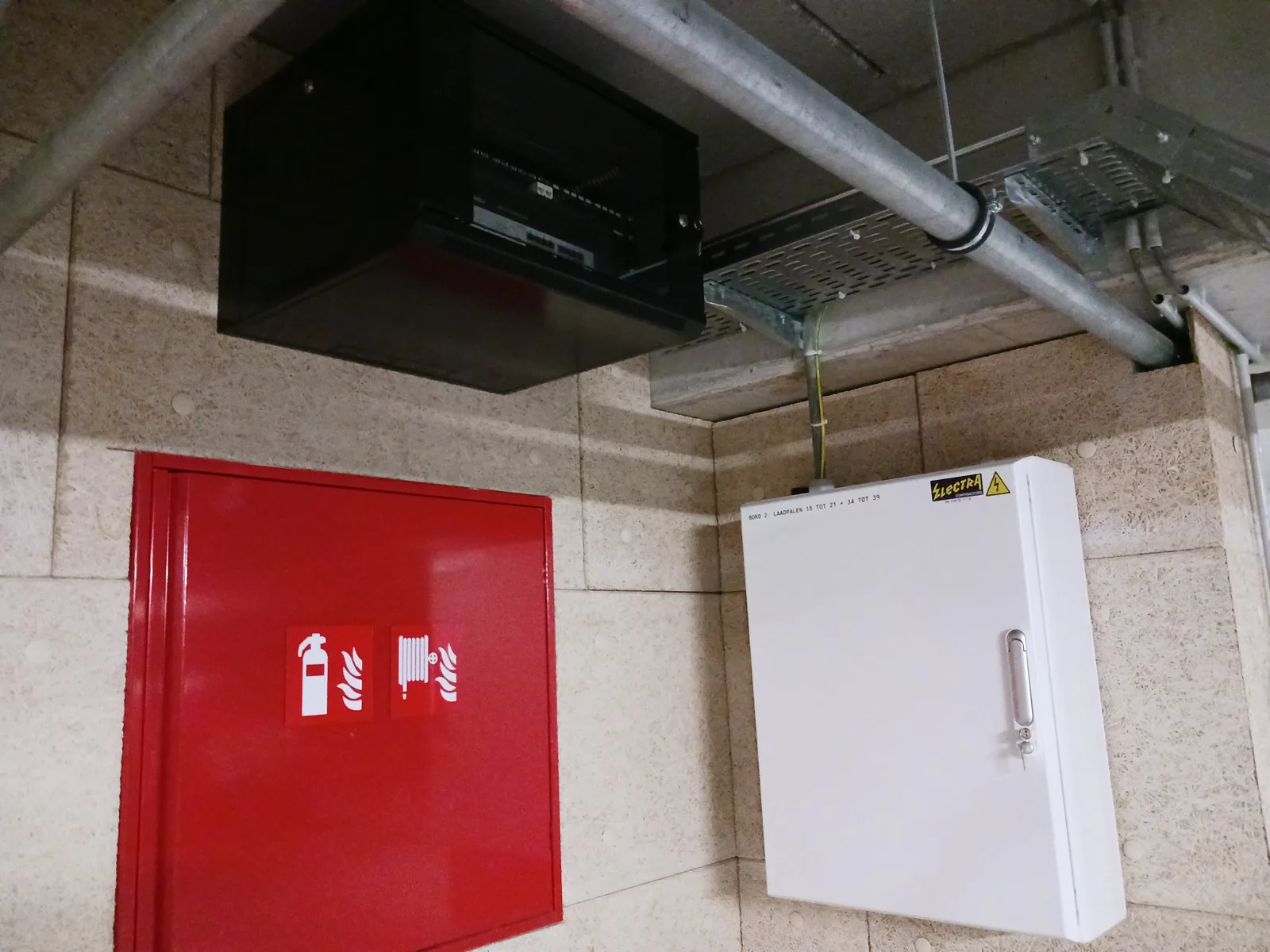Brandhaspelkast en elektrisch bord voor laadpalen in een parkeergarage