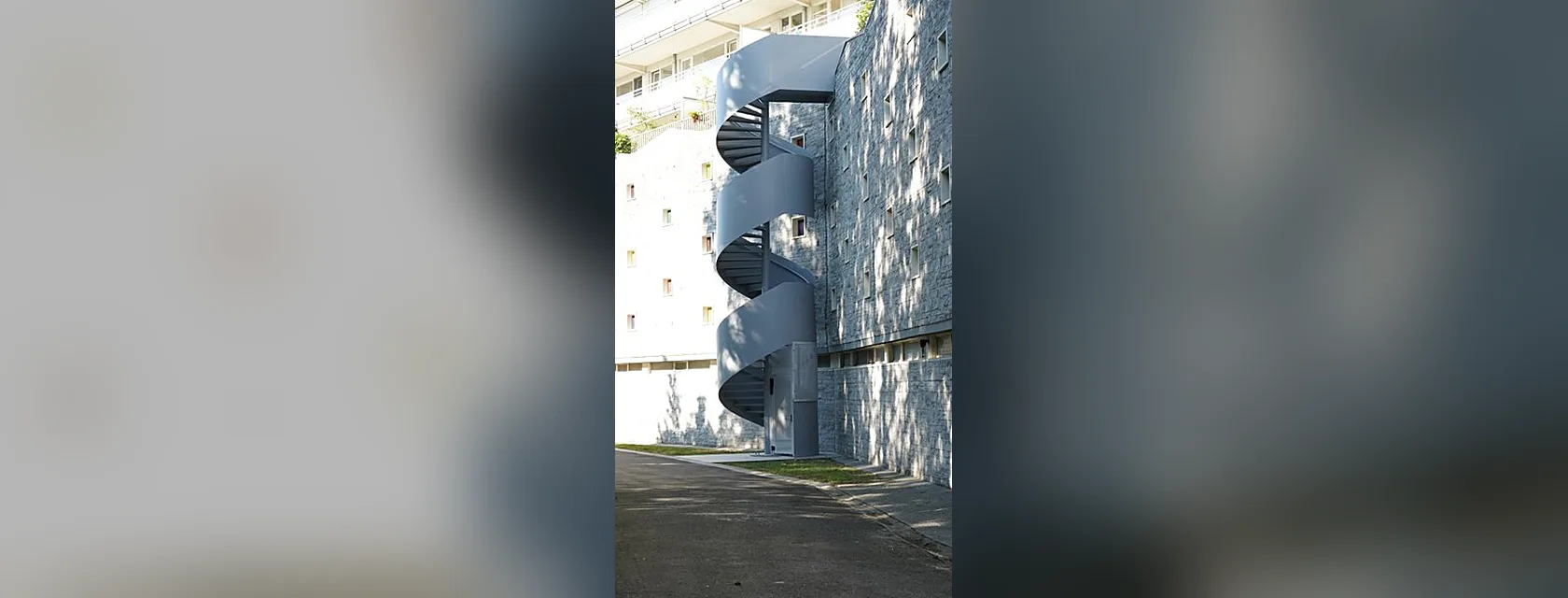 Metalen buitentrap als vluchtweg aan een appartementsgebouw