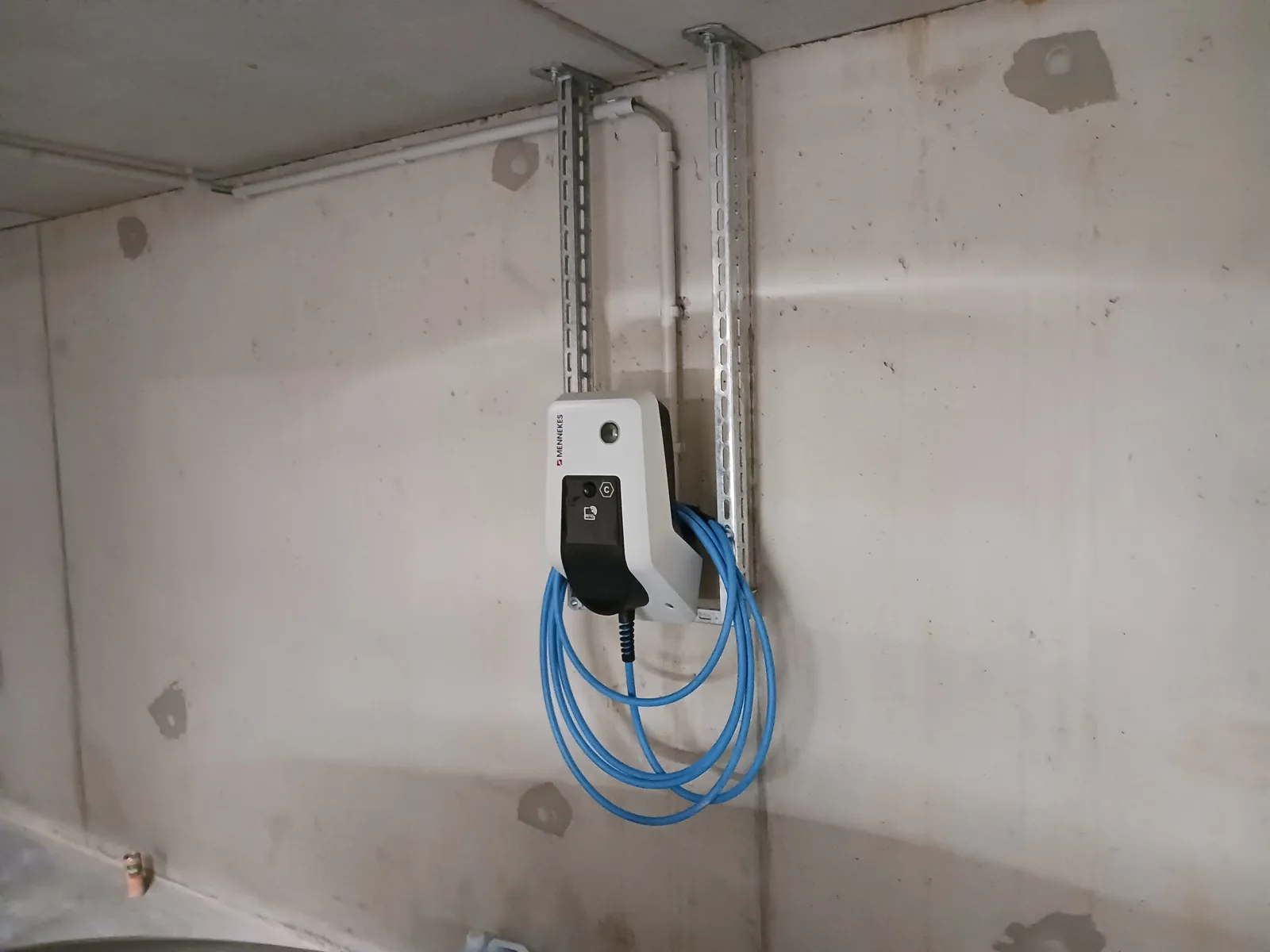 Laadpaal op een montagerail in een parkeergarage