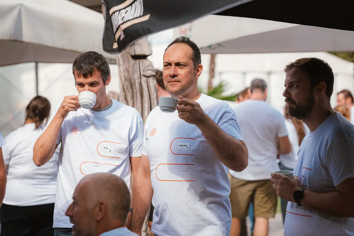 Collega's van Trema bij een koffie op de teambuilding