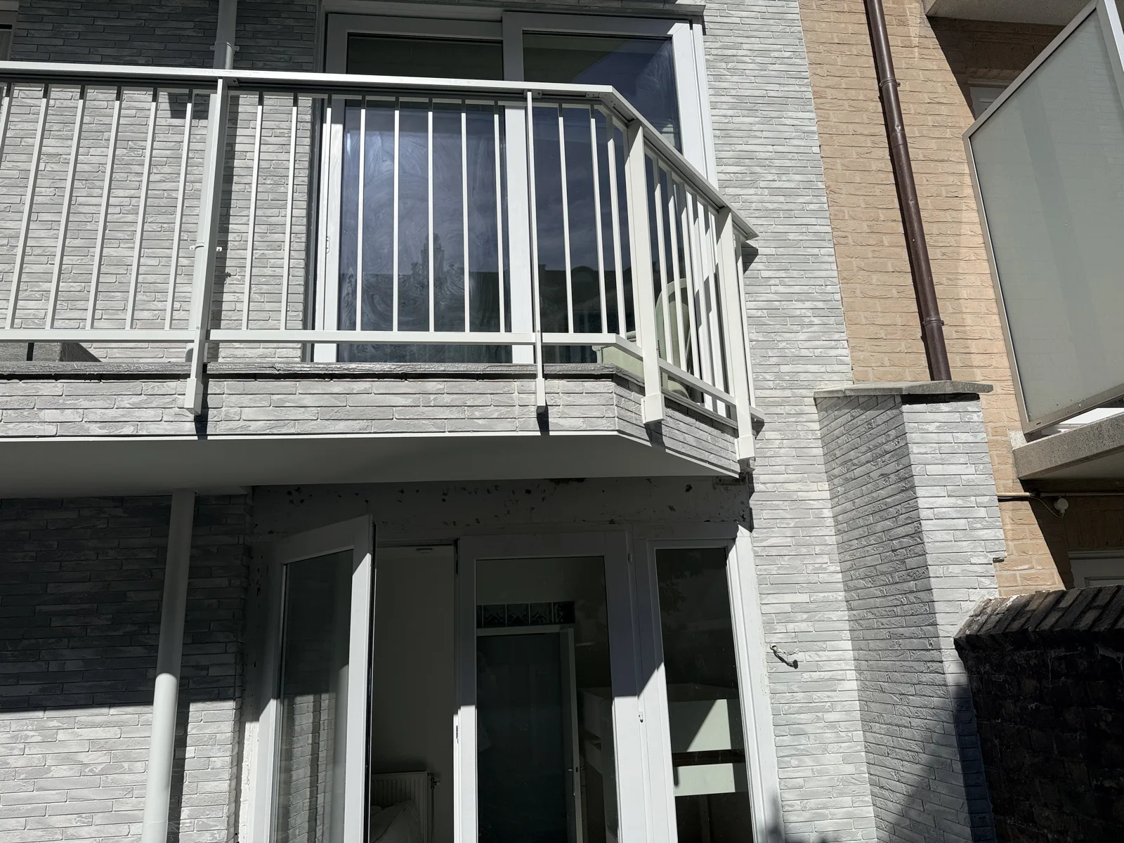 Bestaand balkon aan de achtergevel, ingepakt met isolatie en afgewerkt met steenstrips