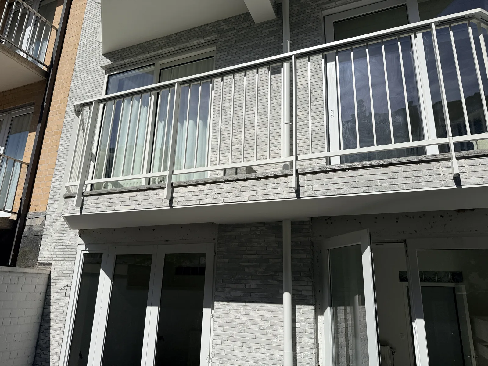 Balkons aan de achtergevel met balkonhemel in gladpleister