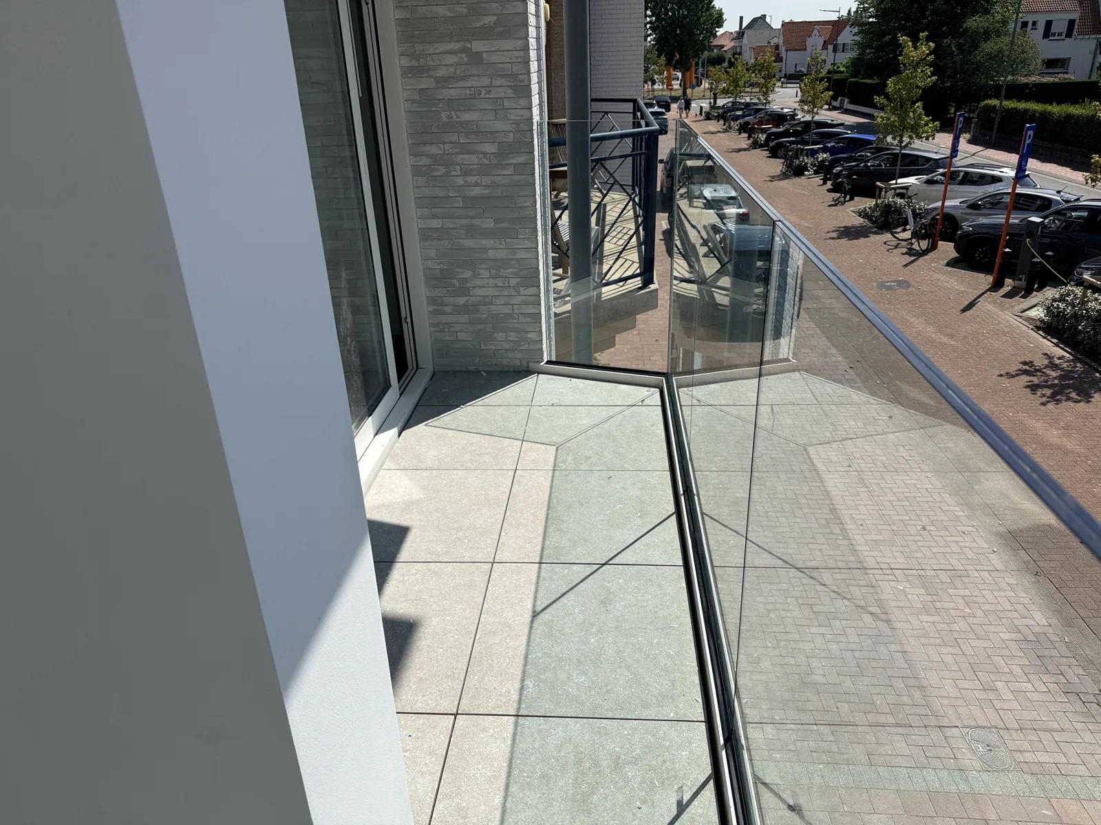 Terras met tegels op dragers en een full-glass balustrade
